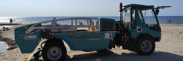 Deep cleaning machine on Palanga beach (Photo by Olga Anne)