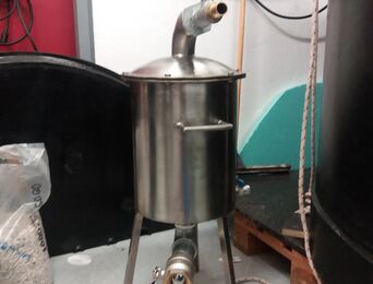 Automated cleaning filtering device for wastewater treatment plants and industries